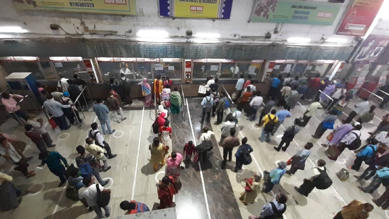 5–10 वर्षांच्या अनुभवानंतर, तुम्ही दरमहा 40,000  ते ₹60,000पर्यंत कमवू शकता. बढतीनंतर, तुमचा पगार 60 हजारांच्या पेक्षा जास्तही होऊ शकतो. Photos Credit: Getty Images