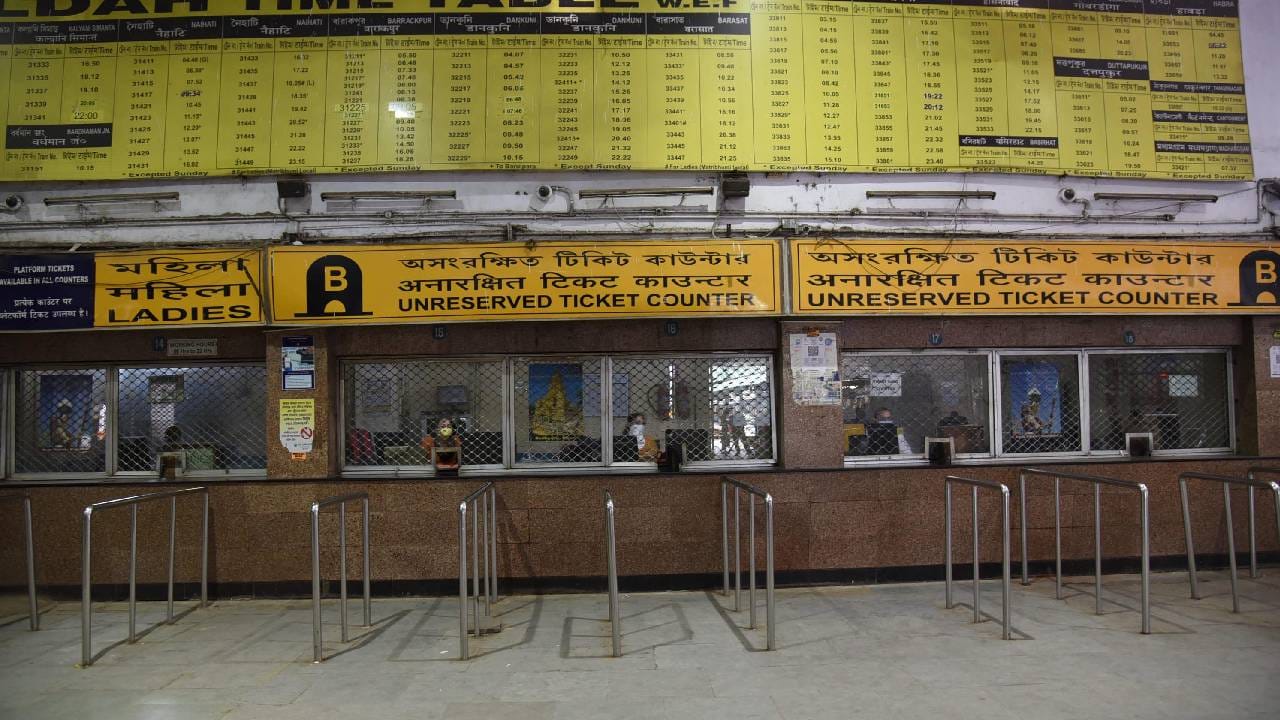 हे Indian Railways अर्थात भारतीय रेल्वेचे कर्मचारी असतात. आणि त्यांचे पगार हे नियमांनुसार ठरलेले असतात.  रेल्वे तिकीट क्लर्क, हे  स्टेशनवरील तिकीट काउंटरवर बसून प्रवाशांना तिकिटे देतात, पैशांचा हिशोब ठेवतात आणि प्रवाशांना एखादी माहिती हवी असेल तर त्यासंबंधित मदत करतात. Photos Credit: Getty Images