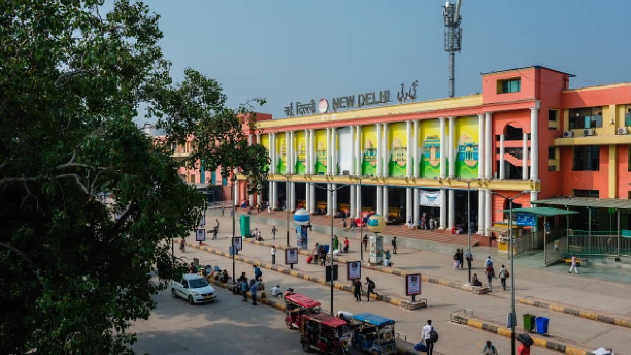 ही सरकारी नोकरी आहे, त्यामुळे चांगला पगार आणि बरेच फायदे मिळतात.  (7th Pay Commission नुसार)  सुरुवातीचा पगार 21 हजार 700 रुपये प्रति महिना आहे . एकूण पगार (भत्त्यांसह) अंदाजे  30 ते 40 हजार रुपये प्रति महिना असतो.  Photos Credit: Getty Images