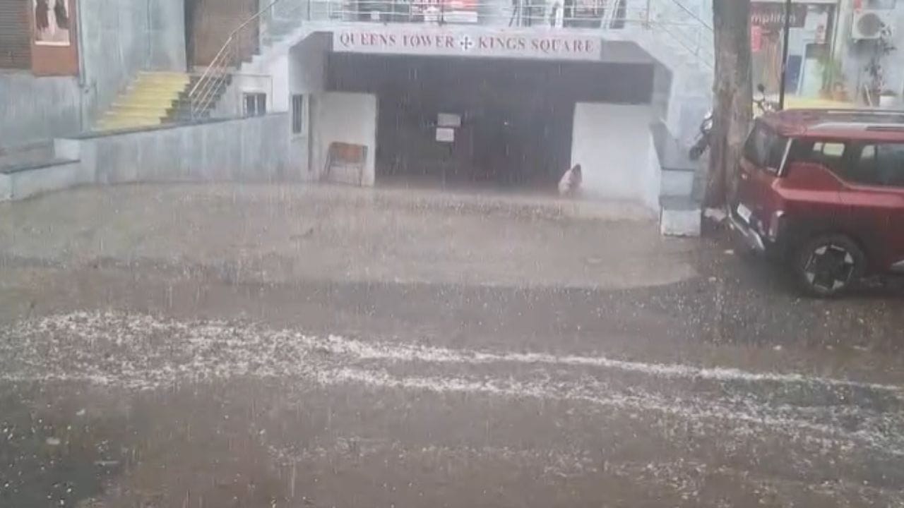 सातारा : सातारा शहरासह ग्रामीण भागात वाई,जावळी,खंडाळा तालुक्यात सायंकाळी वादळी वाऱ्यासह गारांचा पाऊस पडला. यामुळे सातारा शहरासह ग्रामीण भागात अनेक ठिकाणी वीज पुरवठा खंडित झाला. आंब्याच्या मोहरा बरोबर गव्हाच्या ज्वारीच्या पिकांचे नुकसान झाले.  