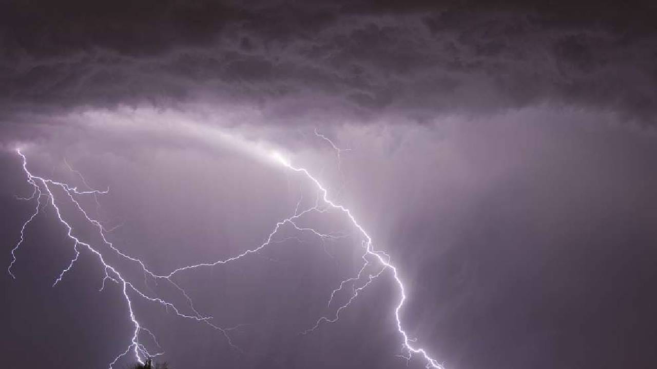 वादळासह मुसळधार पाऊस, 12 तास धोक्याची, हवामान विभागाने थेट... वादळासह मुसळधार पाऊस, 12 तास धोक्याची, हवामान विभागाने थेट...