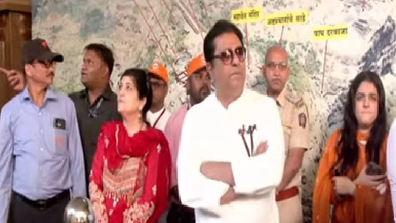  म्हणून मग ठरवलं की, 9 तारखेला पक्ष सदस्य नोंदणी सुरु करु. आज महाराष्ट्रातल्या सर्व सहकाऱ्यांना माझं आवाहन आहे की, अनेक लोकांना आपल्या पक्षाच सक्रीय सदस्य व्हायचं आहे. तर ज्या वर्दळीच्या जागा असतील शाळा, कॉलेजं, मंदिर असतील तिथे आपल्या मनसे सदस्य नोंदणीचा स्टॉल लागला पाहिजे. 