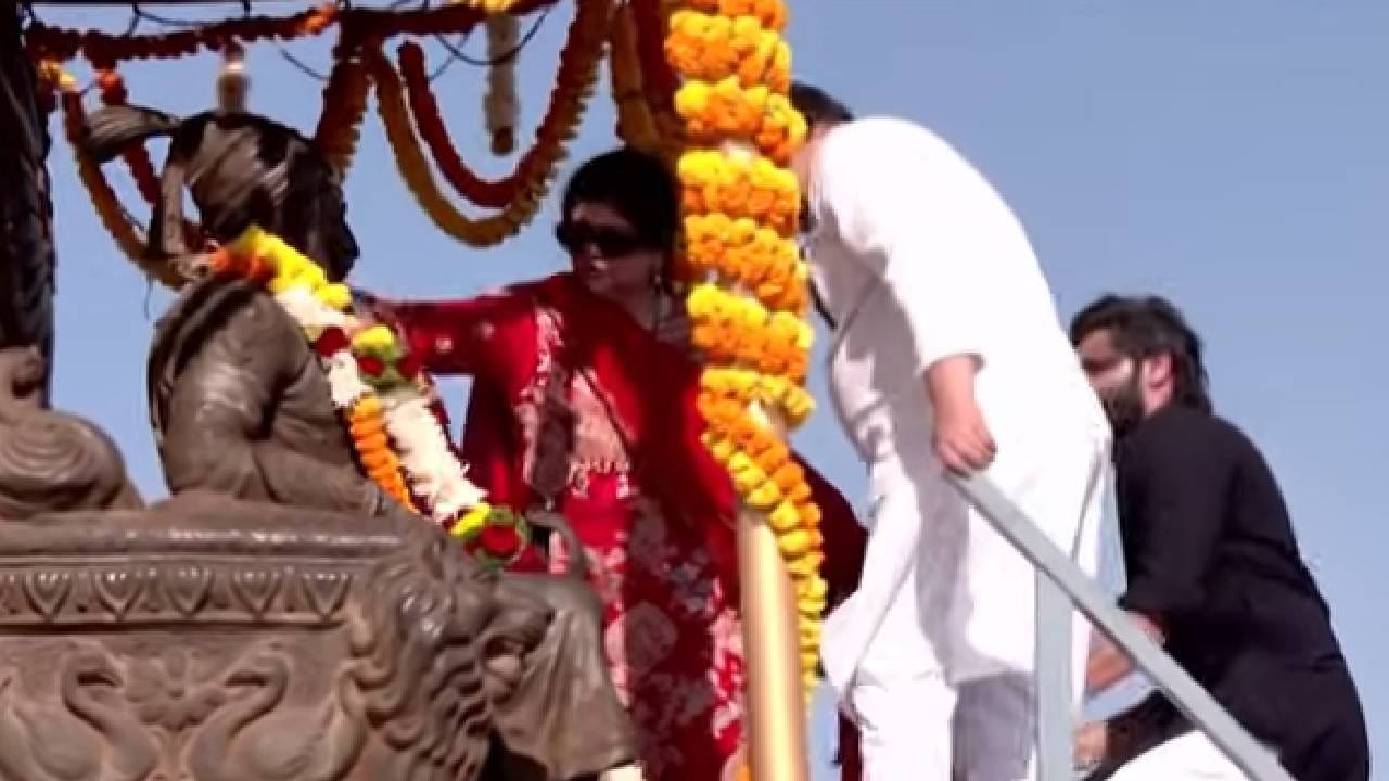 येत्या 19 तारखेला गुढीपाडव्याला महाराष्ट्राच्या कानाकोपऱ्यातून माझ्या महाराष्ट्र सैनिकांनी यायचं आहे. योगायोग बघा 20 वर्षांपूर्वी 19 मार्चला शिवतीर्थावर पक्षाची पहिली सभा झाली. आता 20 वर्षांनी 19 मार्चलाचा गुढी पाडवा येत आहे. 