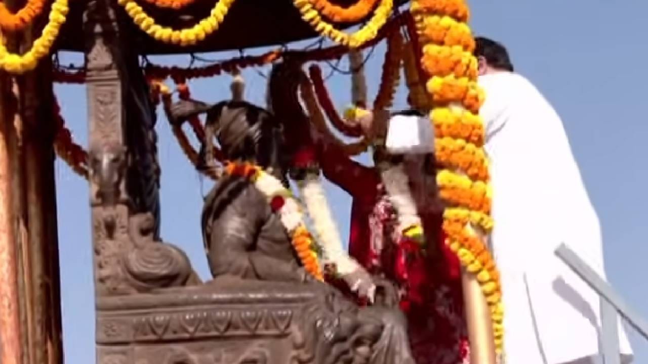 तुम्ही सर्वांनी गुलाल उधळत, जल्लोषात शिवाजीपार्कवरील सभेला या. आज इथे सदस्य नोंदणी उपक्रमाला सुरवात झाली असं मी जाहीर करतो. राज ठाकरे यांनी आज राजकीय भाष्य करणं टाळलं. ते 19 तारखेला गुढी पाडव्याच्या सभेतच बोलतील. 