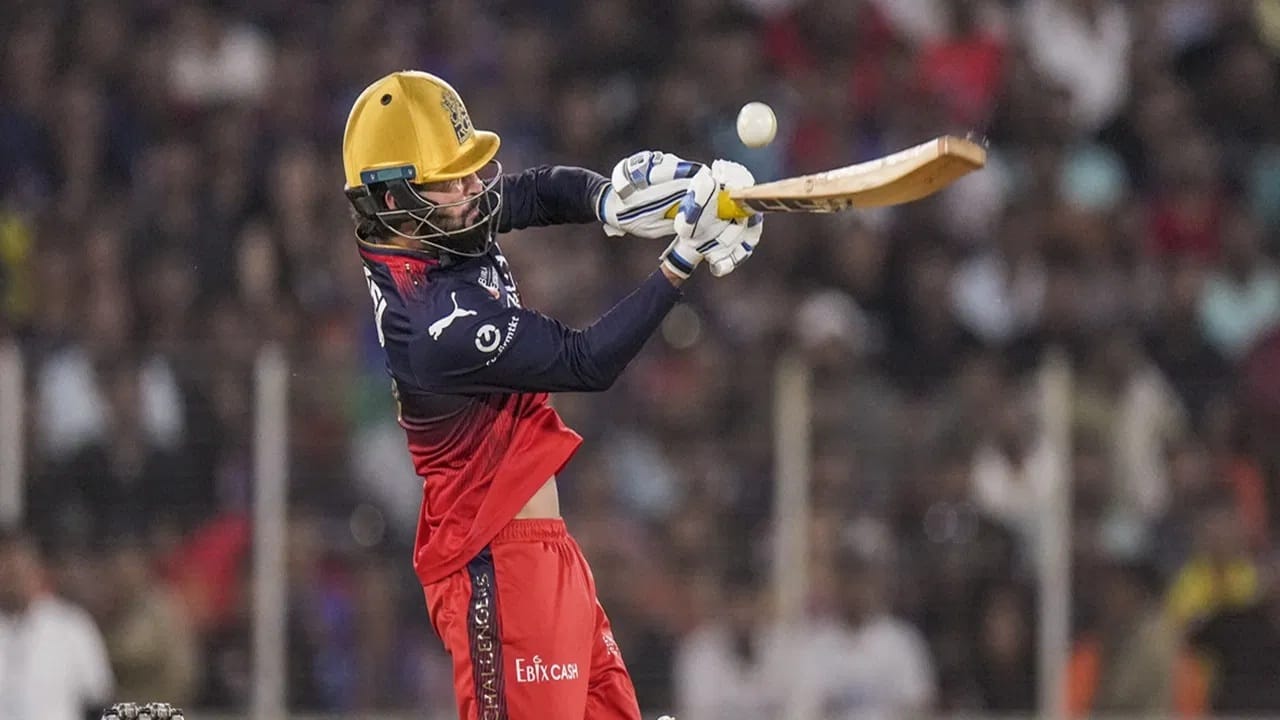 सेहवाग व्यतिरिक्त मिडल ओव्हरमध्ये सर्वात कमी चेंडूत चौकार लगावण्याचा विक्रम हे रजत पाटीदार याच्या नावावर आहे. रजत 5.02 बॉलवर चौकार लगावतो. (Photo Credit : PTI)