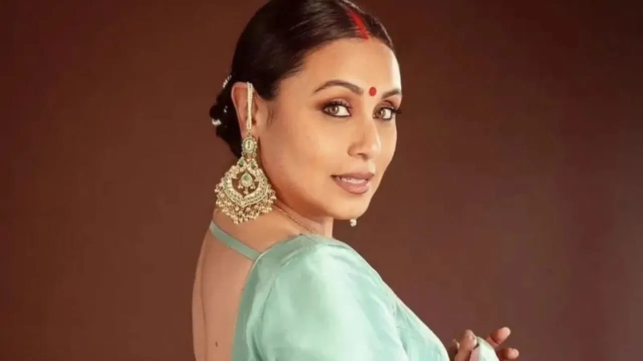 मिळालेल्या माहितीनूसार राणी हिच्या मुंबईतील बंगल्याची किंमत 30 कोटी रुपये आहे... राणीच्या कार कलेक्शनमध्ये देखील अनेक महागड्या गाड्या आहेत. रेंज रोव्हर वोग, बीएमडब्ल्यू 7 सीरीज, मर्सिडीज-बेंज S-क्लास आणि ऑडी A8 W12 अशा महागड्या गाड्या अभिनेत्रीकडे आहेत. 