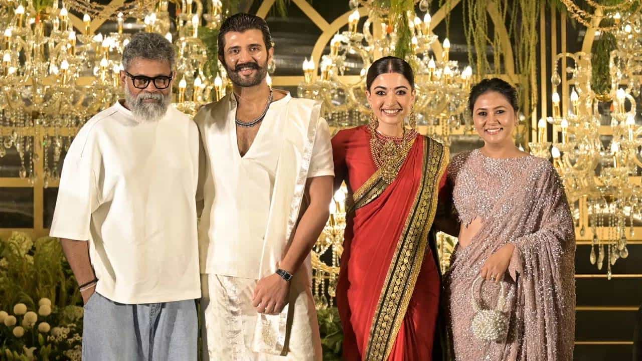 Rashmika Vijay Wedding Reception : साऊथ सिनेमातील पॉपुलर स्टार विजय देवरकोंडा आणि रश्मिका मंदाना आता कायमसाठी एकमेकाचे झाले आहेत. 26 फेब्रुवारीला दोघांनी उदयपूरमध्ये लग्न केलं. त्यानंतर दोघांची चर्चा आहे.