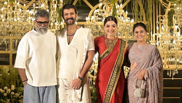 Rashmika Vijay Wedding Reception : साऊथ सिनेमातील पॉपुलर स्टार विजय देवरकोंडा आणि रश्मिका मंदाना आता कायमसाठी एकमेकाचे झाले आहेत. 26 फेब्रुवारीला दोघांनी उदयपूरमध्ये लग्न केलं. त्यानंतर दोघांची चर्चा आहे.
