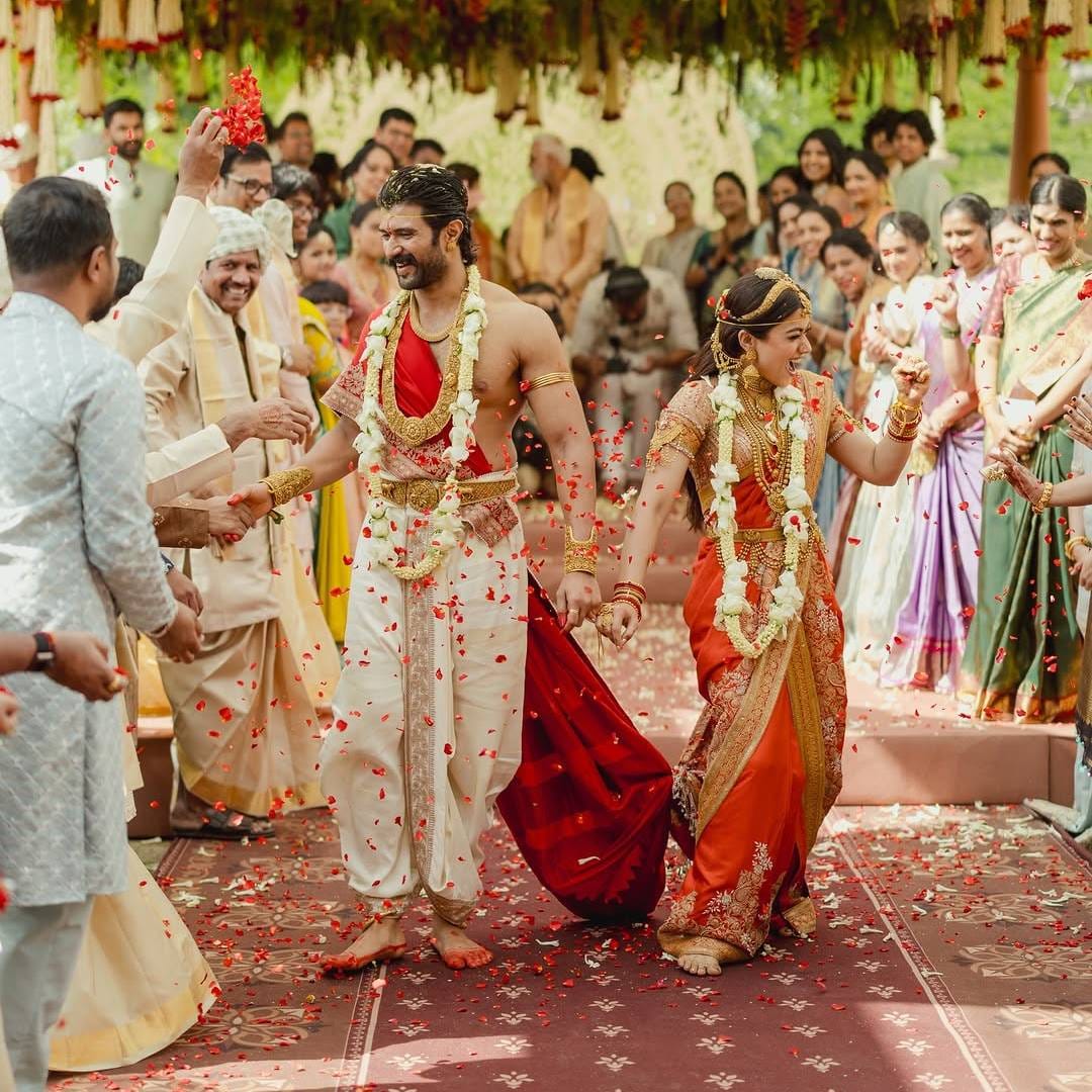 मीडिया रिपोर्ट्सनुसार रश्मिका आणि विजयचं लग्न सर्वसामान्य हिंदू विवाहपद्धतीसोबतच कोडवा परंपरेनुसारही पार पडलं. सर्वसामान्यपणे कर्नाटकातील कोडागु (कुर्ग) क्षेत्रात कोडवा परंपरेनुसार लग्न पार पडतं. ही विवाहपद्धती हिंदू विवाहपद्धतीपेक्षा बरीच वेगळी असते.