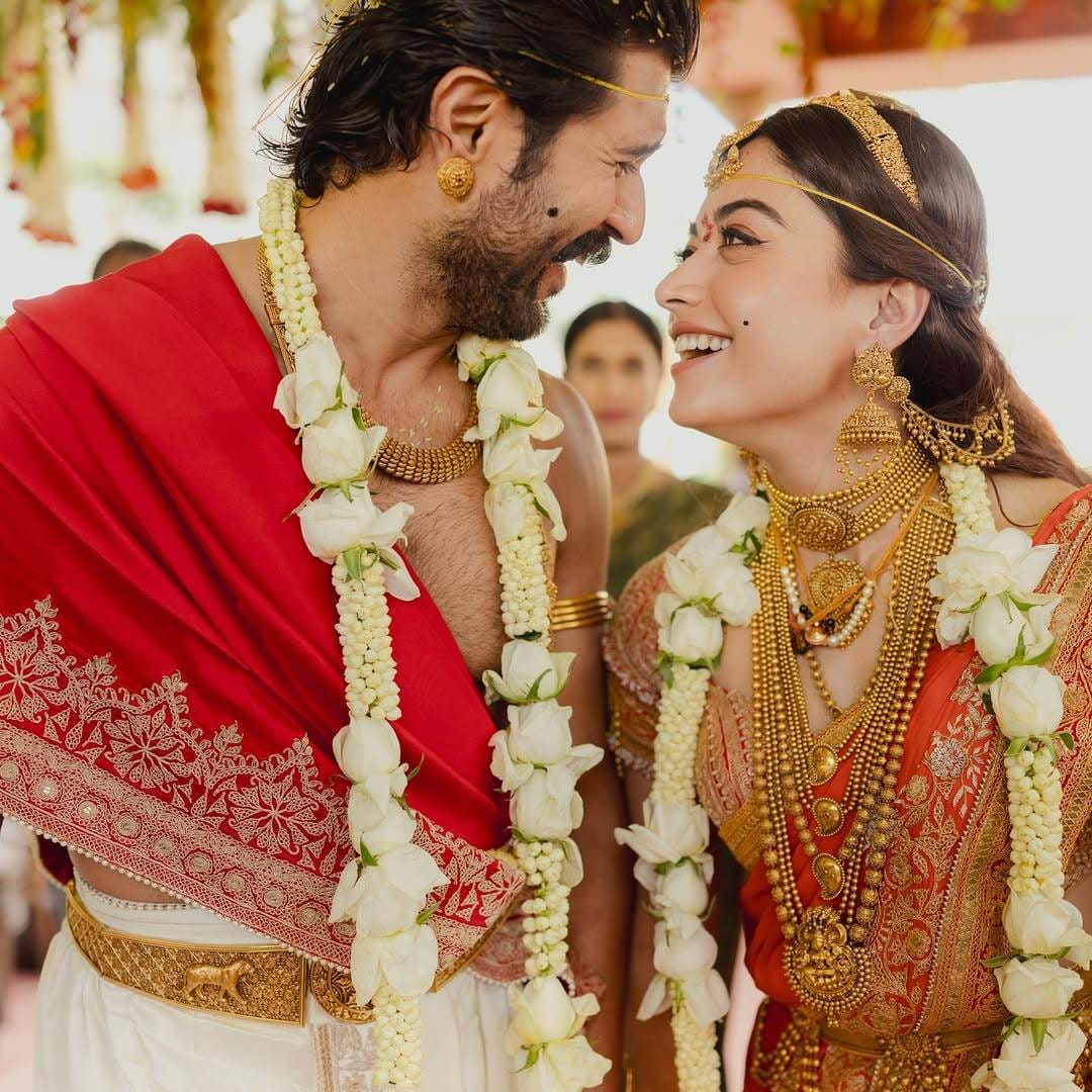 या विवाहपद्धतीच्या दुसऱ्या दिवसाला मंगळा असं म्हणतात. पारंपरिक पोशाखात वर मंडपात पोहोचतो आणि त्याच्या हातात तलवार असते. सोशल मीडियावरील फोटोमध्ये विजयच्या हातात तलवार आणि सोनेरी कमरबंद पहायला मिळाला. लग्नमंडपात वडिलधाऱ्यांचा आशीर्वाद घेतल्यानंतर वर आणि वधू एकमेकांच्या गळ्यात फुलांचा हार घालतात.