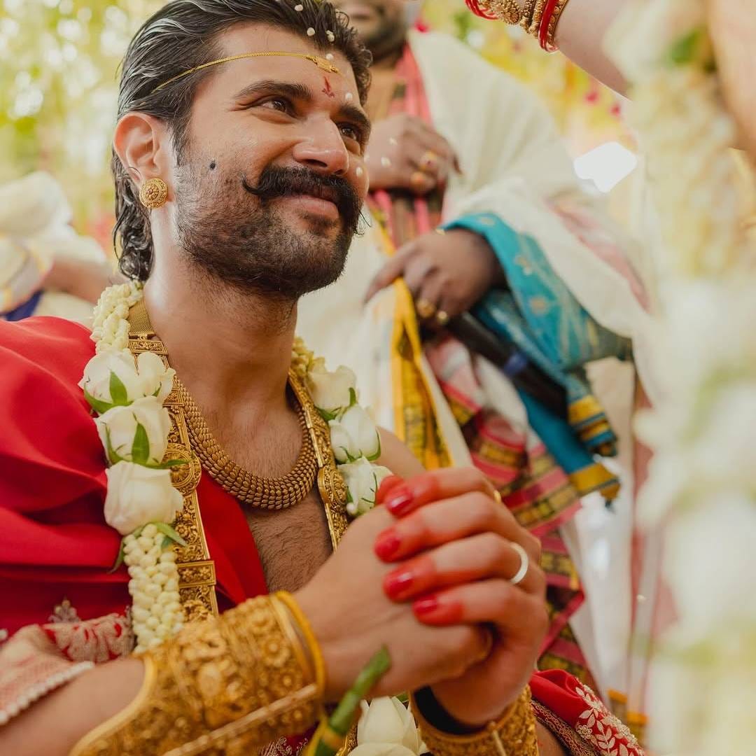 सर्वसाधारणपणे दोन दिवस हा लग्नसोहळा चालतो. पहिल्या दिवशी मंडप आणि तयारी केली जाते. वर आणि वधू त्यांच्या कुटुंबीयांसह विवाहस्थळी पोहोचतात. तिथे लग्नाचा मंडप लावला जातो. आंबा, केळीची पानं आणि फणसाच्या फांद्यांनी मंडप सजवलं जातं.