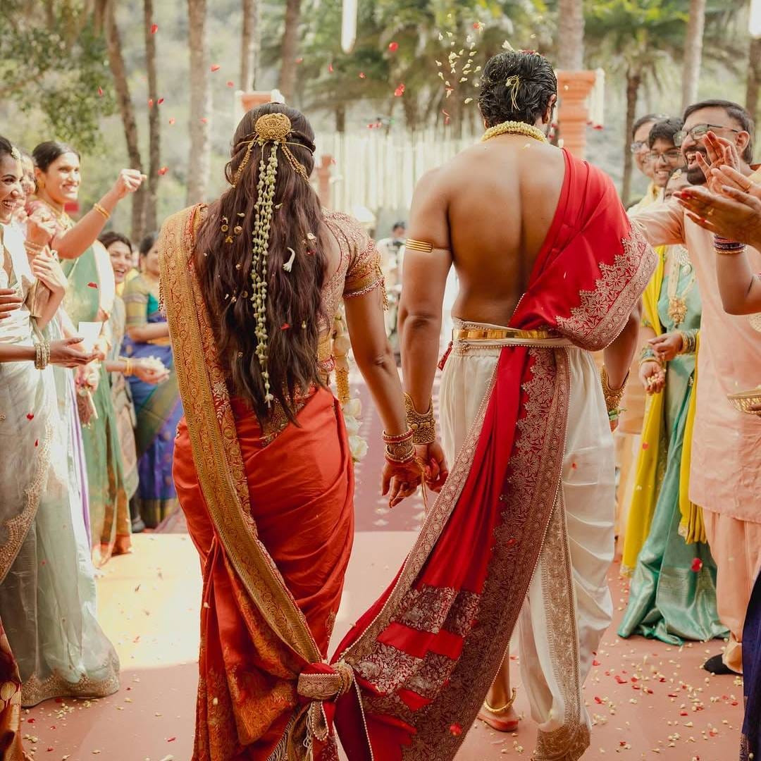 हिंदू विवाहपद्धतीत पंडितांकडून मंत्रोच्चार, गळ्यात मंगळसूत्र बांधणं, अक्षता टाकणं आणि इतर काही वैदिक विधी असतात. परंतु कोडवा परंपरेत पंडित नसतात. घरातील मोठी व्यक्तीच विवाह पार पाडतात. त्यासाठी विवाह मंडपात एक दिवा लावला जातो. त्याचसोबत पित्रांची पूजा केली जाते.