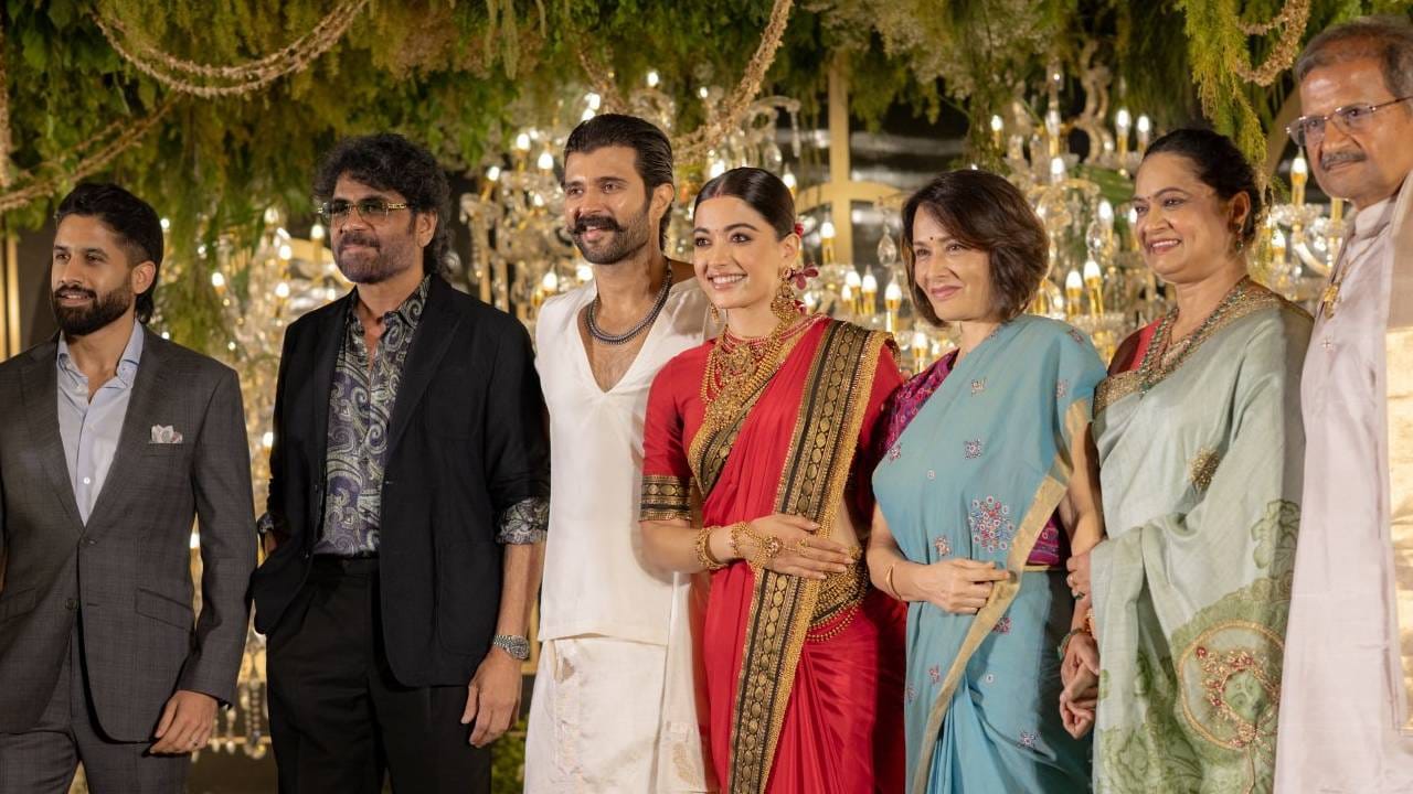 उदयपूरच्या आयटीसी मेमेन्टॉस या 5 स्टार हॉटेलमध्ये रश्मिका-विजयचा विवाहसोहळा अत्यंत धूमधडाक्यात पार पडला. लग्नानंतरचेही कार्यक्रम जल्लोषात संपन्न झाले. त्यानंतर 4 मार्च रोजी हैदराबादमध्ये भव्य रिसेप्शनचं आयोजन करण्यात आलं होतं, ज्याला अनेक सेलिब्रिटी उपस्थित होते. 
