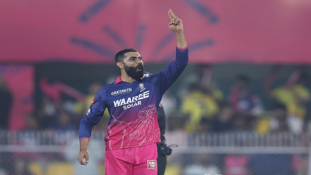 RR vs CSK : सीएसकेला झटपट 6 झटके, जडेजाकडून 1 ओव्हरमध्ये दोघांचा गेम, यलो आर्मीची टॉप-मिडल ऑर्डर ढेर RR vs CSK : सीएसकेला झटपट 6 झटके, जडेजाकडून 1 ओव्हरमध्ये दोघांचा गेम, यलो आर्मीची टॉप-मिडल ऑर्डर ढेर