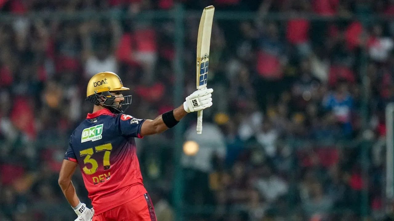 विराट कोहली आणि देवदत्त पडीक्कल हे दोघे आरसीबीच्या या विजयाचे हिरो ठरले. आरसीबीसाठी विराट कोहली याने सर्वाधिक आणि नाबाद 69 धावा केल्या. तर देवदत्तने 61 धावांचं योगदान दिलं. (Photo Credit : PTI)