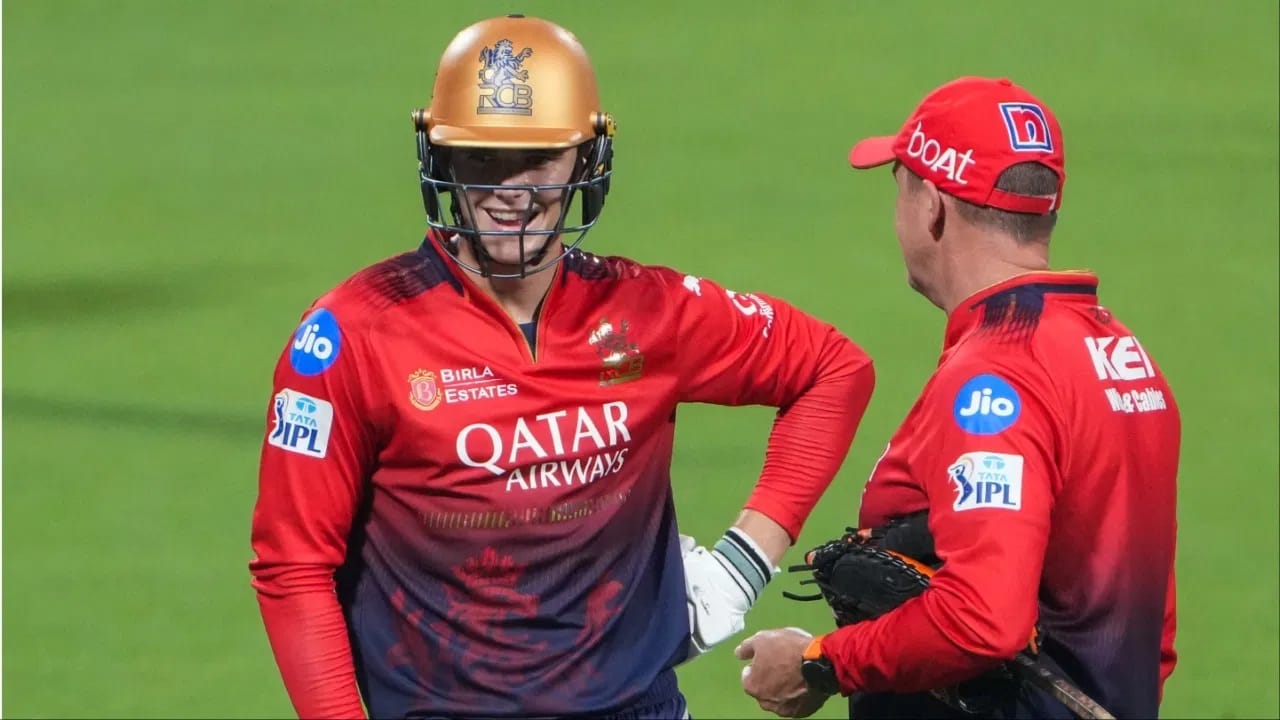 स्पर्धेतील सर्वात निच्चांकी धावसंख्येचा विक्रम आरसीबीच्या नावावर आहे. केकेआरने आरसीबीला  49 धावांवर गुंडाळलं होतं. हल्ली एकटाच फलंदाज साऱ्या सामन्याचा निकाल ठरण्याची क्षमता ठेवतो. मात्र एखाद दिवस वाईट असेल तर निच्चांकी धावसंख्येचा नकोसा विक्रमही मोडीत निघू शकतो. (Photo Credit: PTI) 