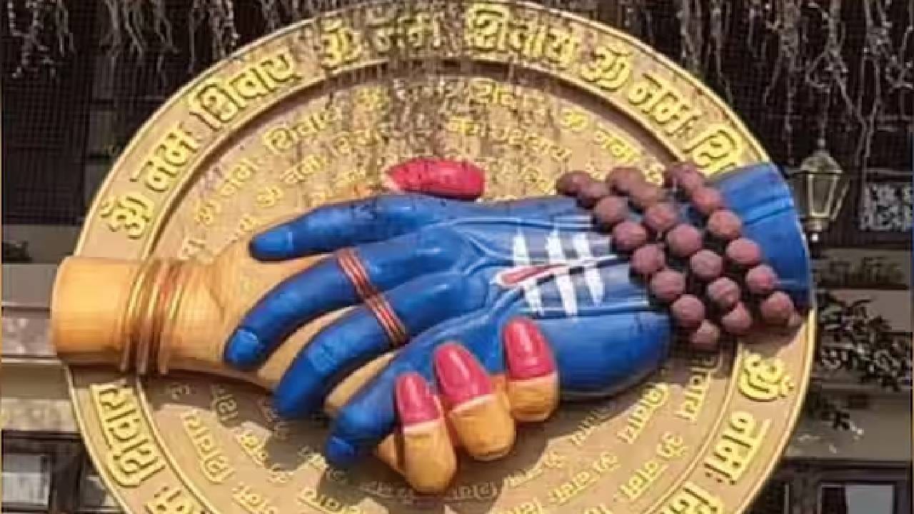 रेखा यांचं निसर्गावर खूप प्रेम आहे. त्यामुळे त्यांच्या बंगल्याच्या आत आणि आजूबाजूला रोपं, झाडं लावलेली आहेत. त्यांच्या घराबाहेर भगवान शंकर आणि देवी पार्वती यांच्या हातांचं एक चित्र पहायला मिळत. त्यावर ओम नम: शिवाय असंदेखील कोरलेलं आहे. 
