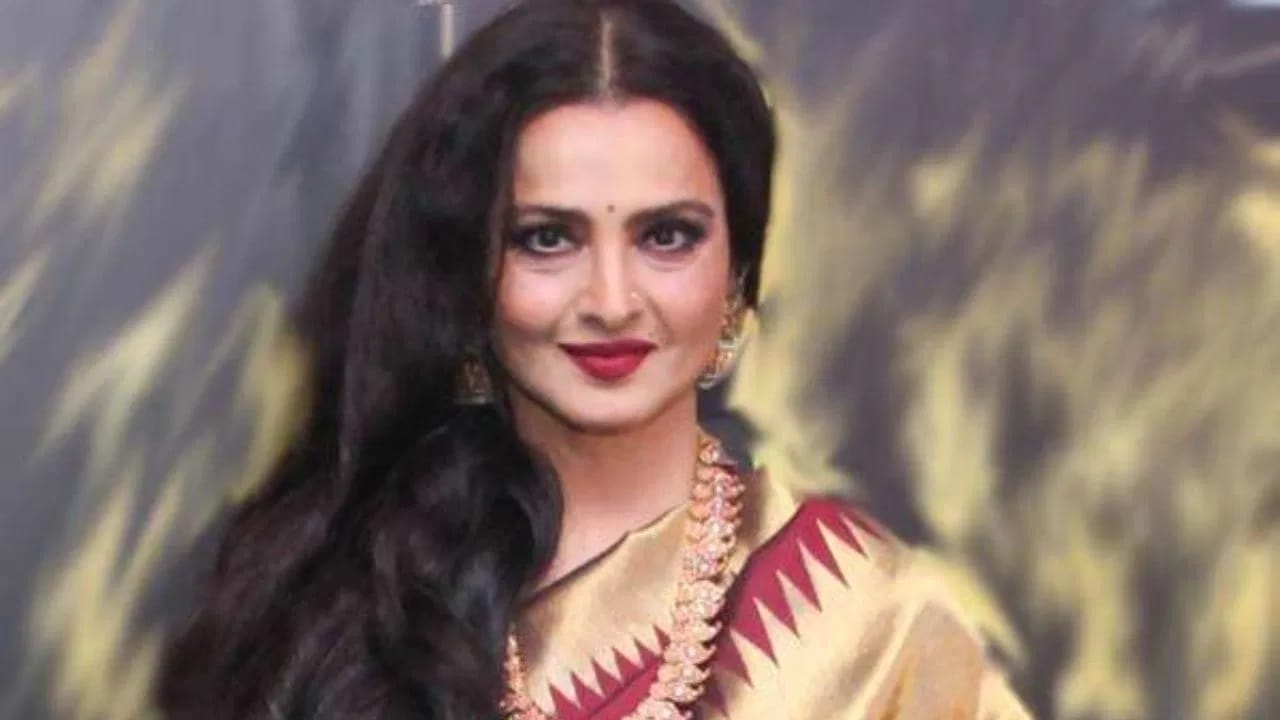 रेखा यांचं सौंदर्य आणि अभिनय कौशल्य आजही लोकांमध्ये चर्चेचा विषय आहे. वयाच्या 71 व्या वर्षीही रेखा  चाहत्यांना फॅशन गोल्स देत असतात. रेखा त्यांच्या खासगी आयुष्यामुळे देखील कायम चर्चेत असतात. रेखा यांनी लग्न देखील केलं. पण त्यांचं लग्न फार काळ टिकलं नाही, आज रेखा एकट्याच आयुष्य जगत आहेत. 