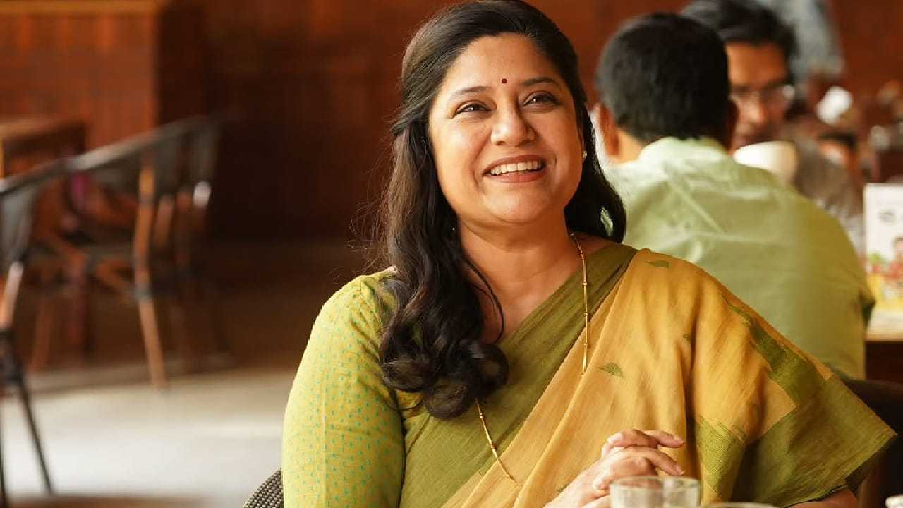 या चित्रपटात सलमान खान आणि माधुरी दीक्षित मुख्य भूमिकेत होते. या चित्रपटात रेणुकांनी ‘पूजा’ ही सोज्वळ, आदर्श सून आणि प्रेमळ बहीण अशी भूमिका साकारली. त्यांच्या साध्या आणि भावनिक अभिनयाने प्रेक्षकांची मनं जिंकली. या एका चित्रपटामुळे त्यांना इतकी लोकप्रियता मिळाली की लोक त्यांना खऱ्या आयुष्यातही त्याच भूमिकेत पाहू लागले.