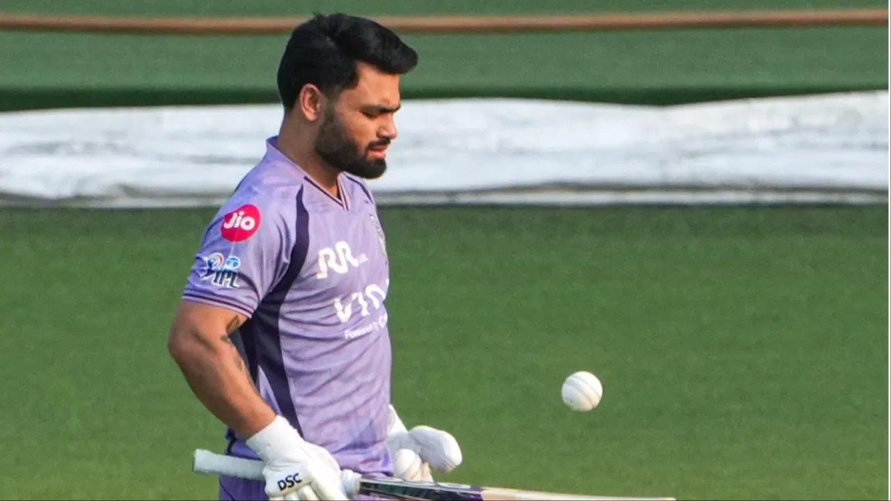 क्रिकेट चाहत्यांना गेल्या अनेक दिवसांपासून आयपीएल स्पर्धेच्या 19 व्या मोसमाचे वेध लागले आहेत. या 19 पर्वाला 28 मार्चपासून सुरुवात होणार आहे. त्याआधी कोलकाता नाईट रायडर्सचा स्टार फलंदाज रिंकु सिंग याला गूड न्यूज मिळाली आहे. रिंकूची उत्तर प्रदेश राज्य सरकारमध्ये प्रादेशिक क्रीडा अधिकारीपदी नियुक्ती करण्यात येणार आहे. (Photo Credit: PTI)