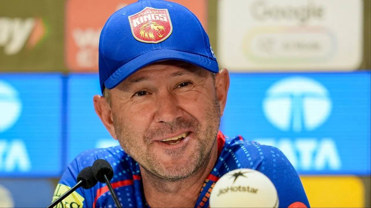 मुल्लांपूरच्या खेळपट्टी नंबर 4 शेवटची आयपीएल सामना पंजाब किंग्स आणि चेन्नई सुपर किंग्स यांच्यात खेळला गेला. या सामन्यात एकूण 24 षटकार आले आणि एकूण 420 धावा झाल्या. त्यामुळे या खेळपट्टीवर मोठी धावसंख्या होते असं दिसतंय.  त्यामुळे पंजाब किंग्सचे कोच रिकी पाँटिंग यांनी हायस्कोअरिंग सामन्याची अपेक्षा केली आहे.  (Photo: PTI)