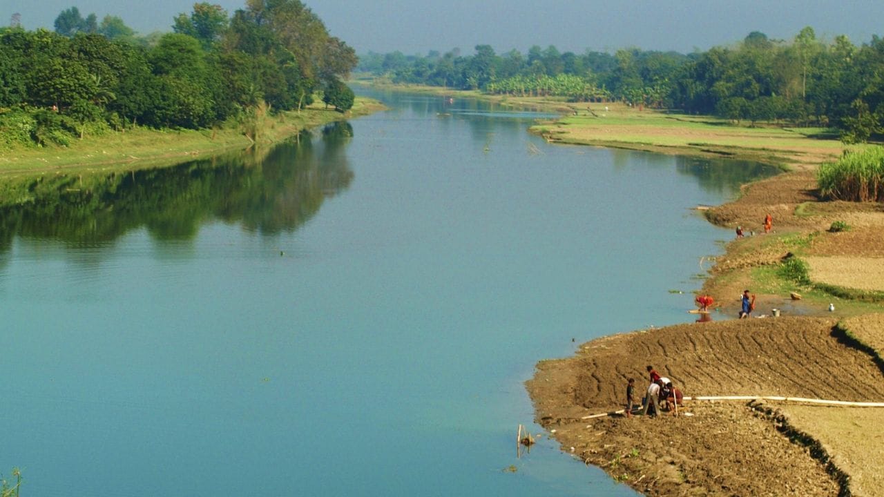 सर्वात जास्त नद्या असलेला देश : बांग्लादेश हा सर्वात जास्त नद्या असलेला देश आहे. जिथे 50, 100 किंवा 200 नव्हे तर 700 पेक्षा जास्त नद्या आहेत. इतक्या मोठ्या प्रमाणात नद्या असल्यामुळे बांगलादेशला नद्यांचा देश असेही म्हटले जाते.
