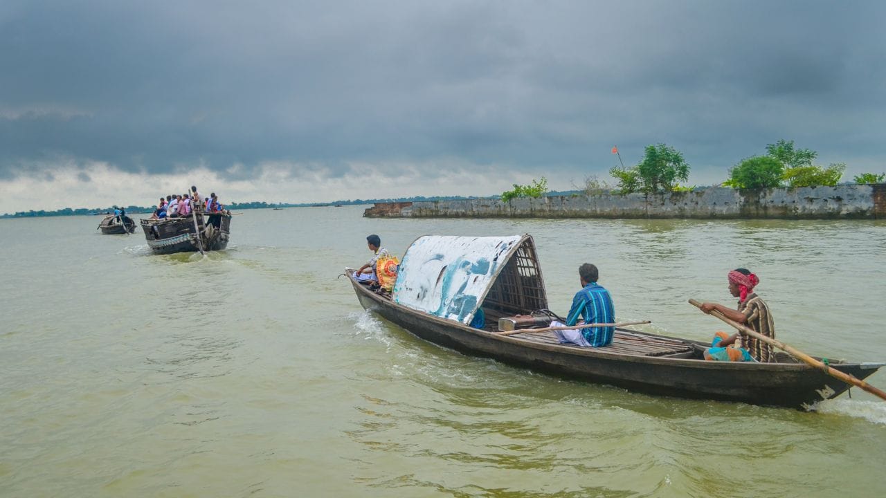 भारत-बांगलादेश सीमा : भारत-बांगलादेश सीमा ही 4096.7 किमी लांबीची आंतरराष्ट्रीय सीमा आहे. ही सीमा 1947 मध्ये स्थापन झाली आणि ती जगातील सर्वात लांब स्थलसीमांपैकी एक मानली जाते.