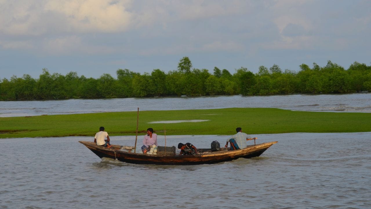 बांगलादेशमध्ये 57 आंतरराष्ट्रीय नद्या : बांगलादेशमध्ये 57 आंतरराष्ट्रीय नद्या आहेत. यापैकी सुमारे 54 नद्या भारतातून आणि 3 नद्या म्यानमारमधून येतात. याची तुलना भारताशी केली तर भारतात लहान-मोठ्या मिळून सुमारे 200 नद्या आहेत.  