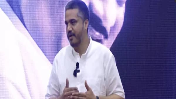 Rohit Pawar : पत्रकार परिषदांमुळे हादरल्याने मॅनेज करण्याचा प्रयत्न का? रोहित पवारांच्या जवळच्या व्यक्तीला कोणाचा फोन आला? खळबळजनक गौप्यस्फोट