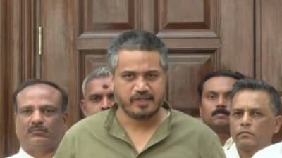 Rohit Pawar : व्ही. के सिंगला धरलं तर अनेक नावं समोर येतील.. अजित पवार विमान अपघात प्रकरणावरून रोहित पवार आक्रमक