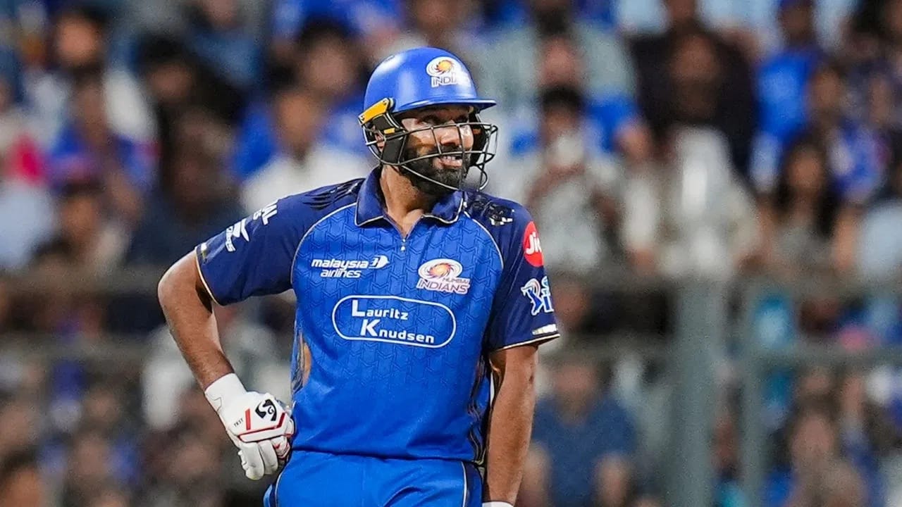 मुंबई इंडियन्सचा स्टार बॅट्समन रोहित शर्मा याने आयपीएल स्पर्धेतील 18 व्या मोसमात धमाकेदार सुरुवात केली. रोहितने केकेआर विरुद्ध 38 बॉलमध्ये 78 रन्स केल्या. रोहितने या दरम्यान 6 चौकार आणि 6 षटकार लगावले. रोहितने या दरम्यान अवघ्या 23 चेंडूत अर्धशतक झळकावलं. रोहितचं हे आयपीएल कारकीर्दीतील सर्वात वेगवान अर्धशतक ठरलं. रोहितने या दरम्यान अनेक विक्रम आपल्या नावावर केले आहेत. (Photo Credit : PTI)