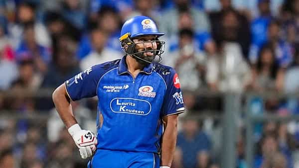 मुंबई इंडियन्सचा स्टार बॅट्समन रोहित शर्मा याने आयपीएल स्पर्धेतील 18 व्या मोसमात धमाकेदार सुरुवात केली. रोहितने केकेआर विरुद्ध 38 बॉलमध्ये 78 रन्स केल्या. रोहितने या दरम्यान 6 चौकार आणि 6 षटकार लगावले. रोहितने या दरम्यान अवघ्या 23 चेंडूत अर्धशतक झळकावलं. रोहितचं हे आयपीएल कारकीर्दीतील सर्वात वेगवान अर्धशतक ठरलं. रोहितने या दरम्यान अनेक विक्रम आपल्या नावावर केले आहेत. (Photo Credit : PTI)