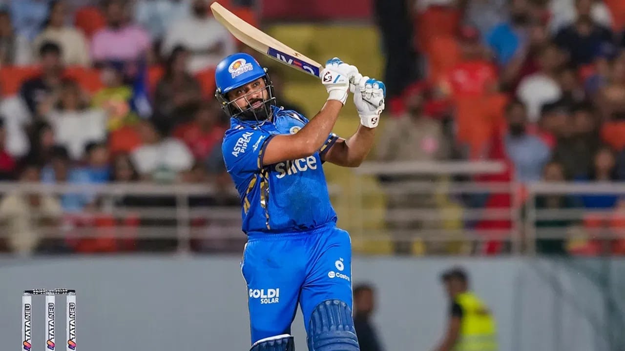 आयपीएल स्पर्धेच्या इतिहासात रोहित शर्मा खेळाडू म्हणून अंतिम फेरीत अजिंक्य राहिला आहे.  रोहित एकूण 6 वेळा आयपीएल फायनल खेळला आहे. रोहित या सहाही सामन्यात खेळाडू म्हणून विजयी ठरला आहे. रोहितने 5 वेळा आपल्या नेतृत्वात मुंबईला विजयी केलंय. तर रोहित एकदा  डेक्कन चाजर्स या आयपीएल विजेता संघातील सदस्य होता. (Photo Credit : PTI)