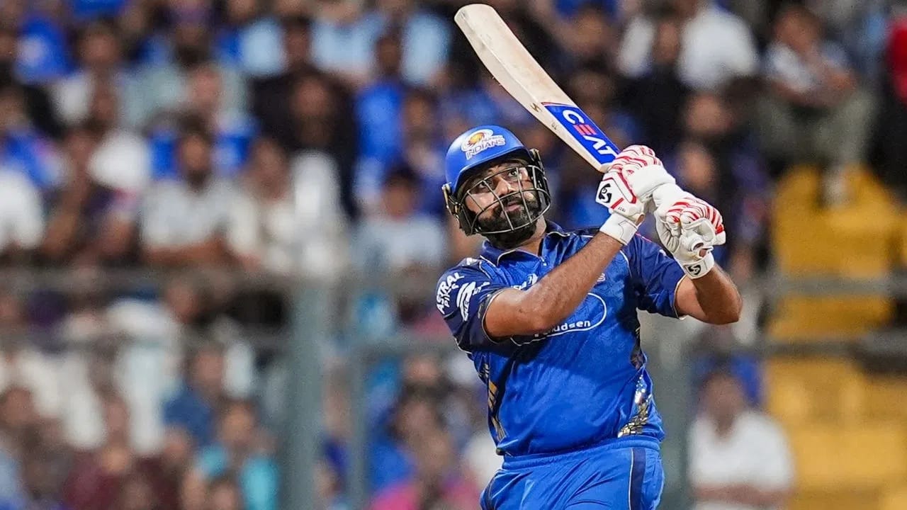 रोहितने केकेआर विरुद्ध पावर प्लेमध्येच अर्धशतक पूर्ण केलं. रोहितची आयपीएलमध्ये पावरप्लेमध्ये 50 धावा करण्याची ही पहिलीच वेळ ठरली. (Photo Credit : PTI)