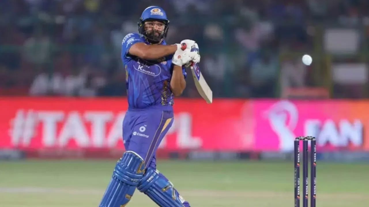 धोनी आणि विराट व्यतिरिक्त रोहित शर्मा याला 2 मैदानात खेळण्याची संधी मिळणार नाही.  मुंबई इंडियन्सचे बंगळुरु आणि हैदराबादमध्ये 19 व्या मोसमातील सामने होणार नाहीत. त्यामुळे या 2 शहरांमधील चाहत्यांना यंदा मुंबईच्या लाडक्या खेळाडूंना पाहता येणार नाही. (Photo Credit : IPL T20.COM)