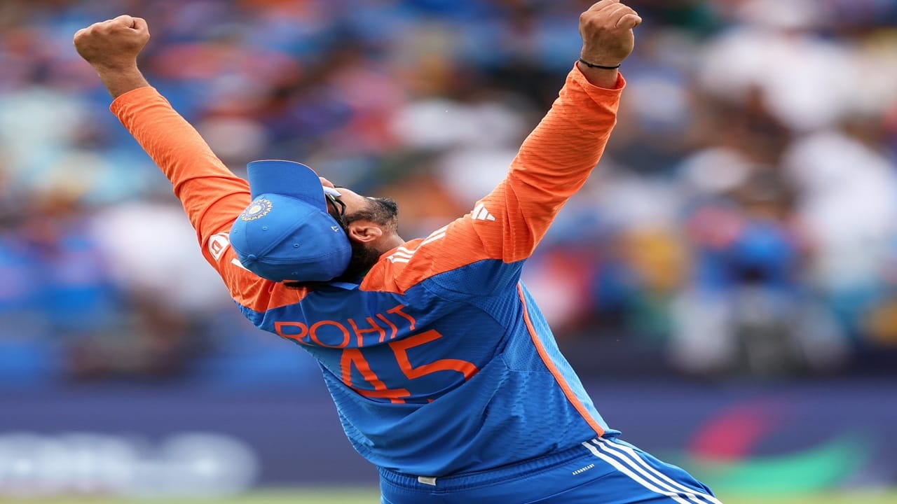 सूर्याची कर्णधार म्हणून 42 व्या टी 20i विजयासह विजयी टक्केवारी ही 80.77 अशी झाली आहे. सूर्याने यासह रोहितला मागे टाकलं. रोहितची कर्णधार म्हणून विजयी टक्केवारी ही 80.65 इतकी होती.