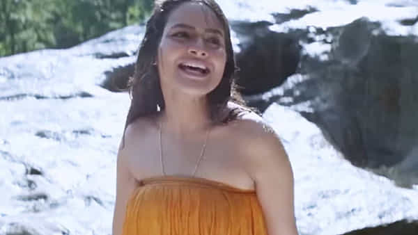 90 च्या दशकातील हिंदी चित्रपटांप्रमाणेच त्या चित्रपटांमधील गाण्यांचीही जादूही कायम होती. आजही त्या काळातील गाणी प्रेक्षकांच्या मनावर अधिराज्य गाजवतात.