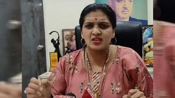 कसला ब्रम्हांडनायक? त्या लेखकाने ओशनो जल प्यायलं असेल; रुपाली ठोंबरे पाटील भडकल्या