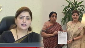 रुपाली चाकणकरांना अजून एक दणका? आता या पदाचाही राजीनामा द्यावा लागणार.