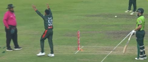 पाकिस्तानचा संघ सद्या बांगलादेशच्या दौऱ्यावर आहे. पाकिस्तान आणि बांगलादेश यांच्यात तीन एकदिवसीय सामन्यांची श्रृंखला खेळवली जात आहे. परंतु या श्रृंखलेतील दुसरा सामना खूपच चर्चेत आला आहे. ढाका येथील शेर ए बांगला नॅशनल क्रिकेट स्टेडियममध्ये खेळवला गेला. 