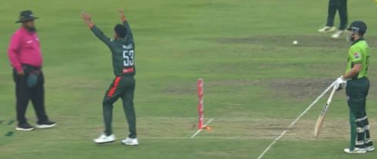 पाकिस्तानचा संघ सद्या बांगलादेशच्या दौऱ्यावर आहे. पाकिस्तान आणि बांगलादेश यांच्यात तीन एकदिवसीय सामन्यांची श्रृंखला खेळवली जात आहे. परंतु या श्रृंखलेतील दुसरा सामना खूपच चर्चेत आला आहे. ढाका येथील शेर ए बांगला नॅशनल क्रिकेट स्टेडियममध्ये खेळवला गेला. 