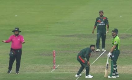 या सामन्यात पाकिस्तानचा क्रिकेटपटू सलमान अली आघा फारच विचित्र पद्धतीने बाद झाला आहे. धावचित झाल्यानंतर तो बांगलादेशी खेळाडूंवर खूपच भडकल्याचे दिसला. त्यामुळे आता आयसीसीनेही आघा याच्याविरोधात मोठा निर्णय घेतला आहे. धावचित झाल्यानंतर सलमान अली आघाने बांगलादेशी खेळाडूंसोबत वाद घातला.