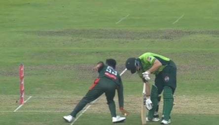 तसेच हेल्मेट आणि बॅट मैदानावरच फेकून दिली. त्याचे हे कृत्य आचार संहितेच्या अनुच्छेद 2.2 चे उल्लंघन असल्याचा ठपका आयसीसीने ठेवला आहे. क्रिकेट खेळावयाच्या उपकरणांच्या दुरपयोगासंबंधीचे हे कलम आहे. आयसीसीने सलमान आली आघाच्या खात्यावर एक डिमिरिट पॉइंट जोडला आहे. 