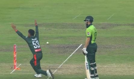 आयसीसीचा हा निर्णय म्हणजे सलमान अली आघाला एका प्रकारची शिक्षाच असल्याचे बोलले जात आहे. बांगलादेशच्या विरोधात सलमान चांगल्या पद्धतीने फंलदाजी करत होता. त्याच्यासोबत मोहम्मद रिझवाह हा खेळाडूही फलंदाजी करत होता. मोहम्मदने चेंडू मारल्यानंतर तो गोलंदाजी करत असलेल्या मेहंदी हसन मिराजकडे गेला. 