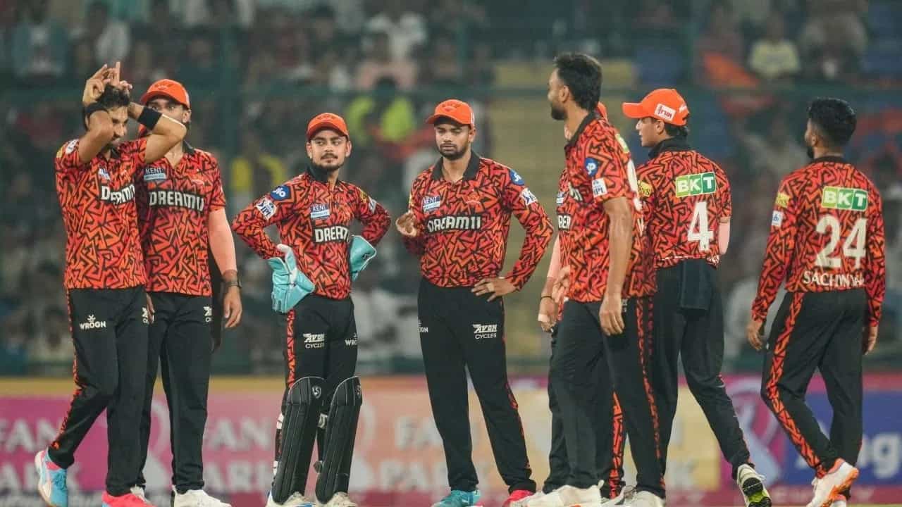 आयपीएलच्या 19 व्या मोसमाआधी एका मागोमाग एक खेळाडू दुखापतीमुळे बाहेर होत आहेत. कोलकाता नाईट रायडर्स, चेन्नई सुपर किंग्स, राजस्थान रॉयल्सनंतर आता सनरायजर्स हैदराबादला मोठा झटका लागला आहे. (Photo Credit: PTI)