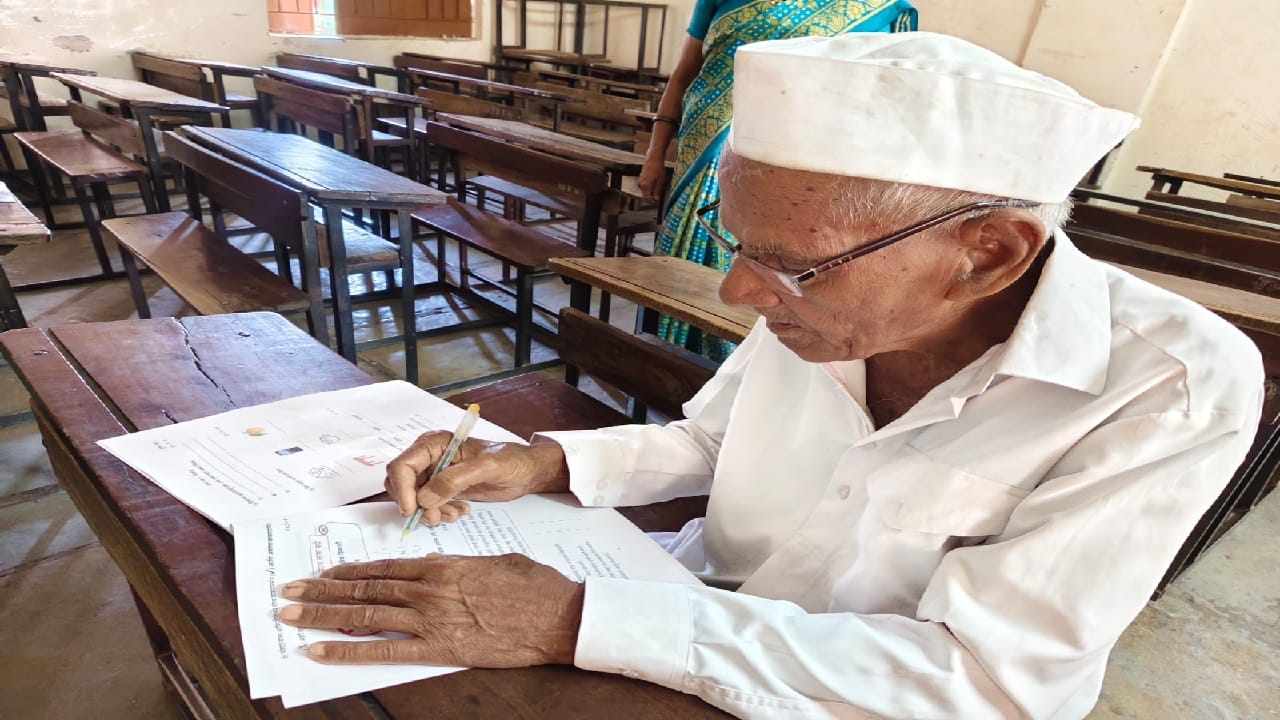 शिक्षण हा प्रत्येकाचा मुलभूत अधिकार आहे. आजच्या काळात ज्याच्याकडे विद्या तोच सर्वश्रेष्ठ सजला जातो. जेजुरी येथील जिजामाता महाविद्यालयाच्या परीक्षा केंद्रावर दोन विलक्षण परीक्षार्थी होते. 