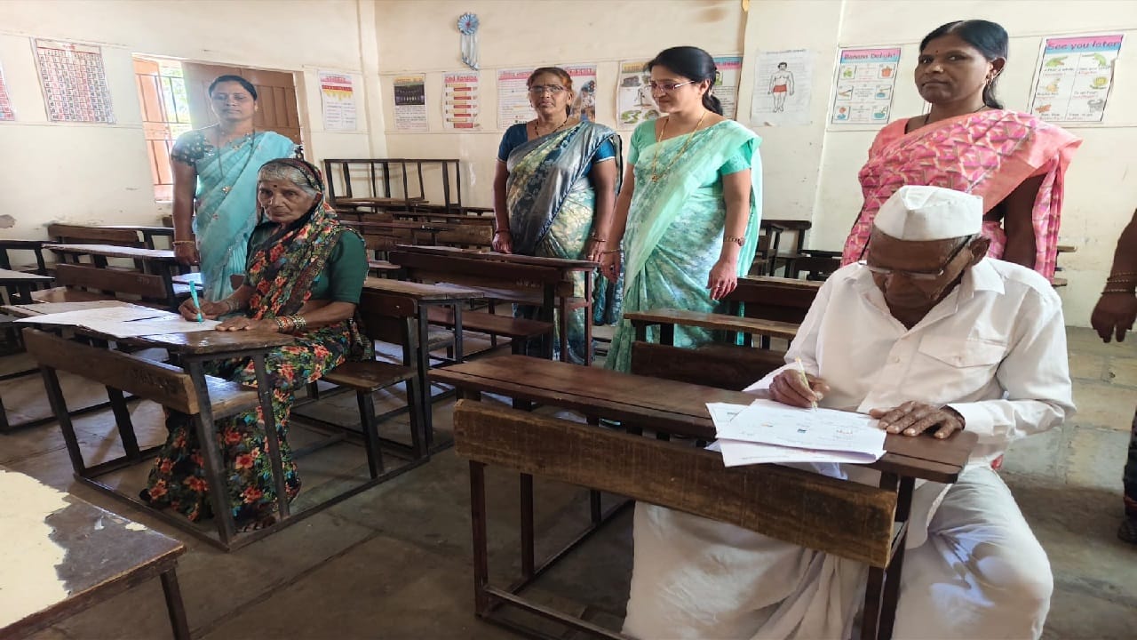 यामध्ये 99 वर्षांचे सदाशिव कोंडीबा साळवे (रा. लवथळेश्वर) आणि 75 वर्षांच्या विमल मारुती शिंदे (रा. जेजुरी) यांचा समावेश होता. आयुष्याची संध्याकाळ सुरू असतानाही, अक्षरांची ओळख करून घेण्याच्या या ओढीचे सर्वत्र कौतुक होत आहे.