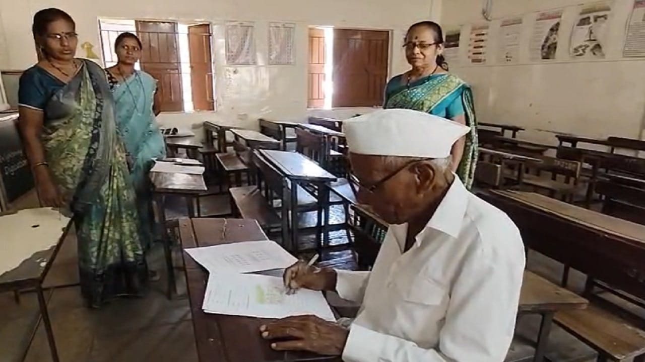 पुरंदर तालुक्याचे गटशिक्षणाधिकारी गोविंद लाखे यांनी दिलेल्या माहितीनुसार, तालुक्यात एकूण 51 परीक्षार्थींनी ही परीक्षा दिली. ज्यांचे शिक्षण अपूर्ण राहिले आहे किंवा ज्यांना लिहिता-वाचता येत नाही... त्यांनी परीक्षा दिला. 