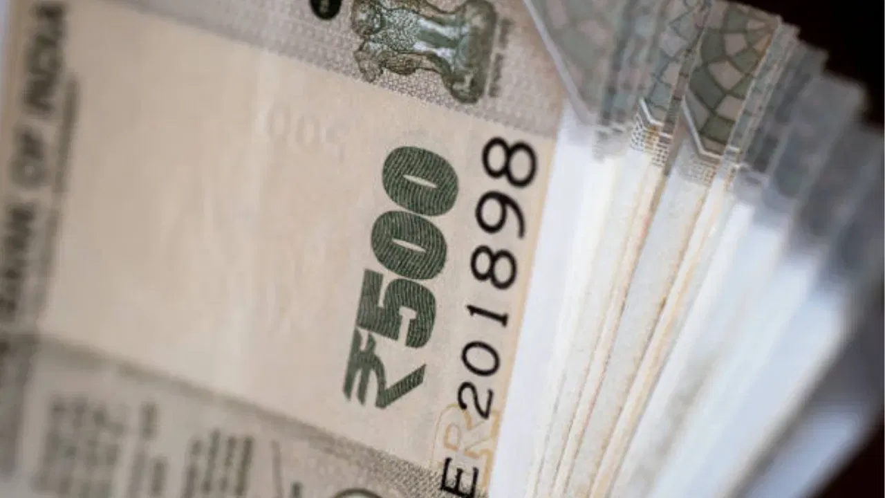 दबाव निर्माण करण्यासाठी: जर तुम्हाला त्या नातेवाईकांवर थोडा दबाव निर्माण करायचा असेल, तर तुम्ही तुमचा पगार प्रत्यक्ष आकड्यापेक्षा थोडा वाढवून सांगू शकता.