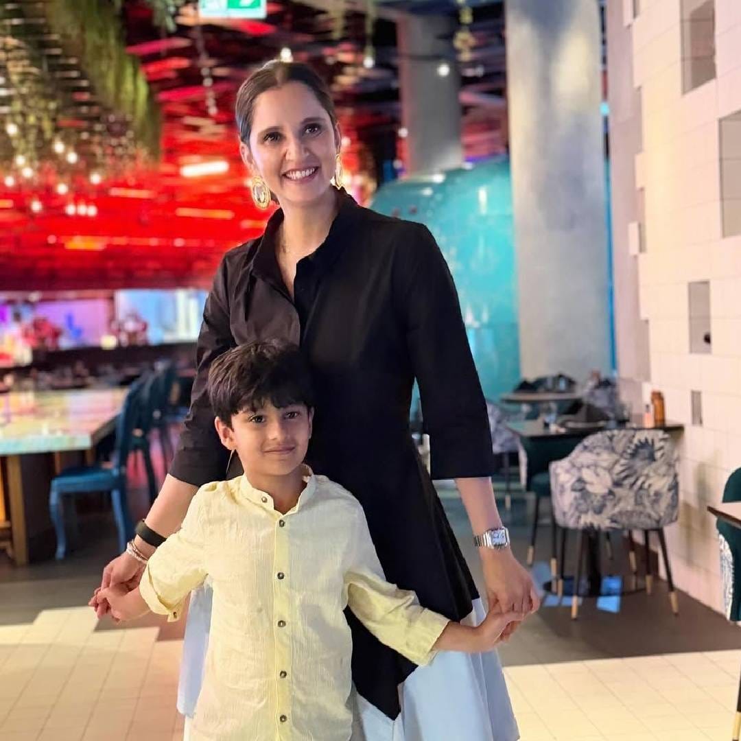 "त्याला बाहेरून काहीच कळता कामा नये. जे आहे, जसं आहे.. ते सर्व मी स्वत:च सांगण्याचा प्रयत्न करते. माझ्या मते मुलांसाठी सर्वकाही नॉर्मलाइज करायला हवं. जेणेकरून काहीही समजल्यानंतर त्याला भीती वाटू नये", असं ती पुढे म्हणाली. 
